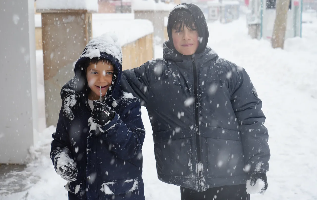 Kar yağışı eğitimi vurdu! Valilikler açıkladı, tatil haberleri peş peşe geldi