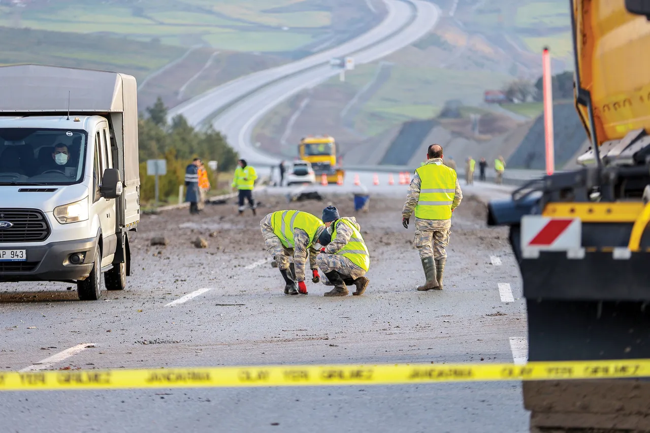 Ekiplerin uçak enkazını kaldırmasının ardından İstanbul-İzmir Otoyolu trafiğe açıldı.