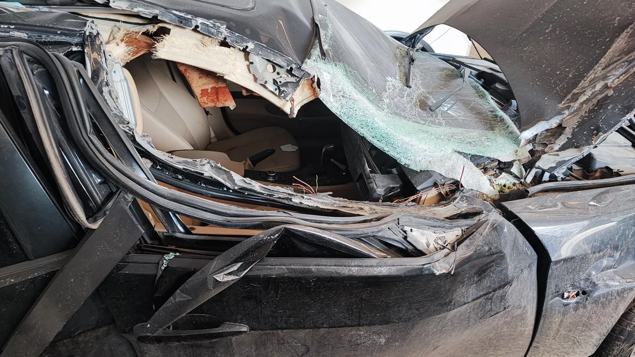 Lüks araçla kaza yaptı, hava yastıkları açılmadı! 'Gizli ayıp' çıkınca markaya dava açtı