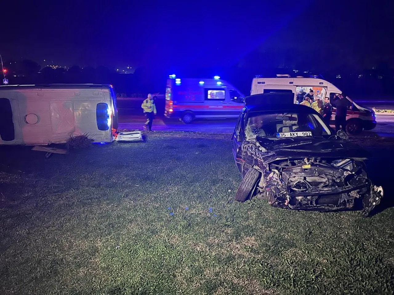 Manisa'da kaza! Otomobil ambulansla çarpıştı, yaralılar var