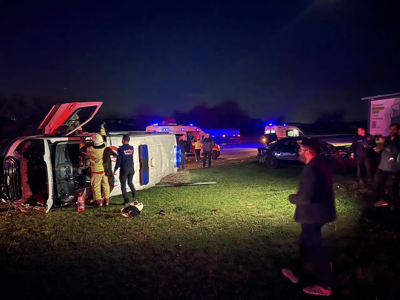 Manisa'da kaza! Otomobil ambulansla çarpıştı, yaralılar var