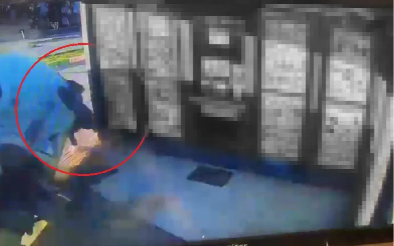 Market çalışanı aracın altında kalmaktan saniyelerle ile kurtuldu! O anlar kamerada