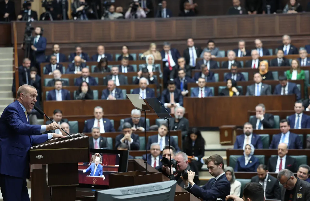 Ömer Çelikten Özele ‘ilahi’ tepkisi: Siyasi navigasyon problemi vahim bir noktaya geldi