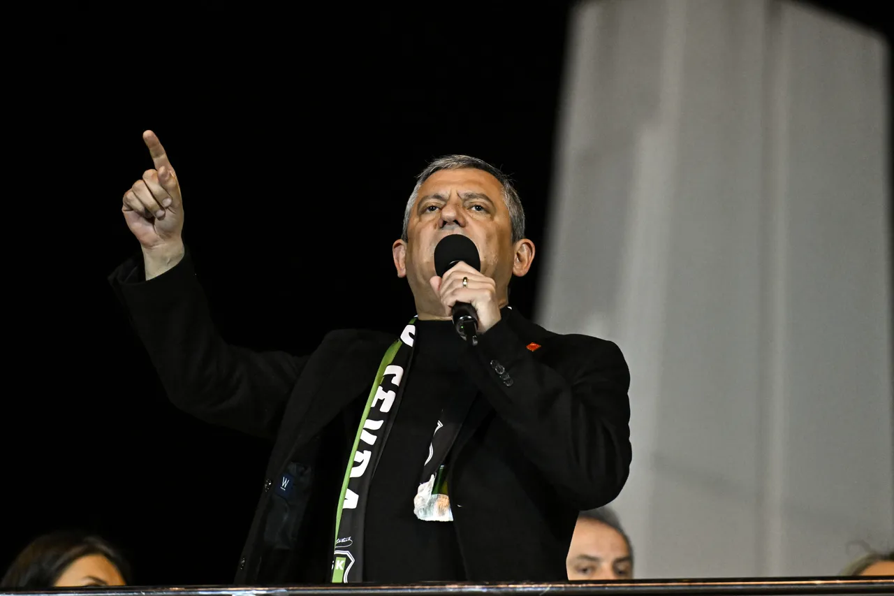 Ömer Çelik'ten Özel'e ‘ilahi’ tepkisi: Siyasi navigasyon problemi vahim bir noktaya geldi