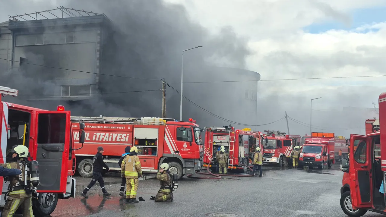 Silivri'de korkutan fabrika yangını!