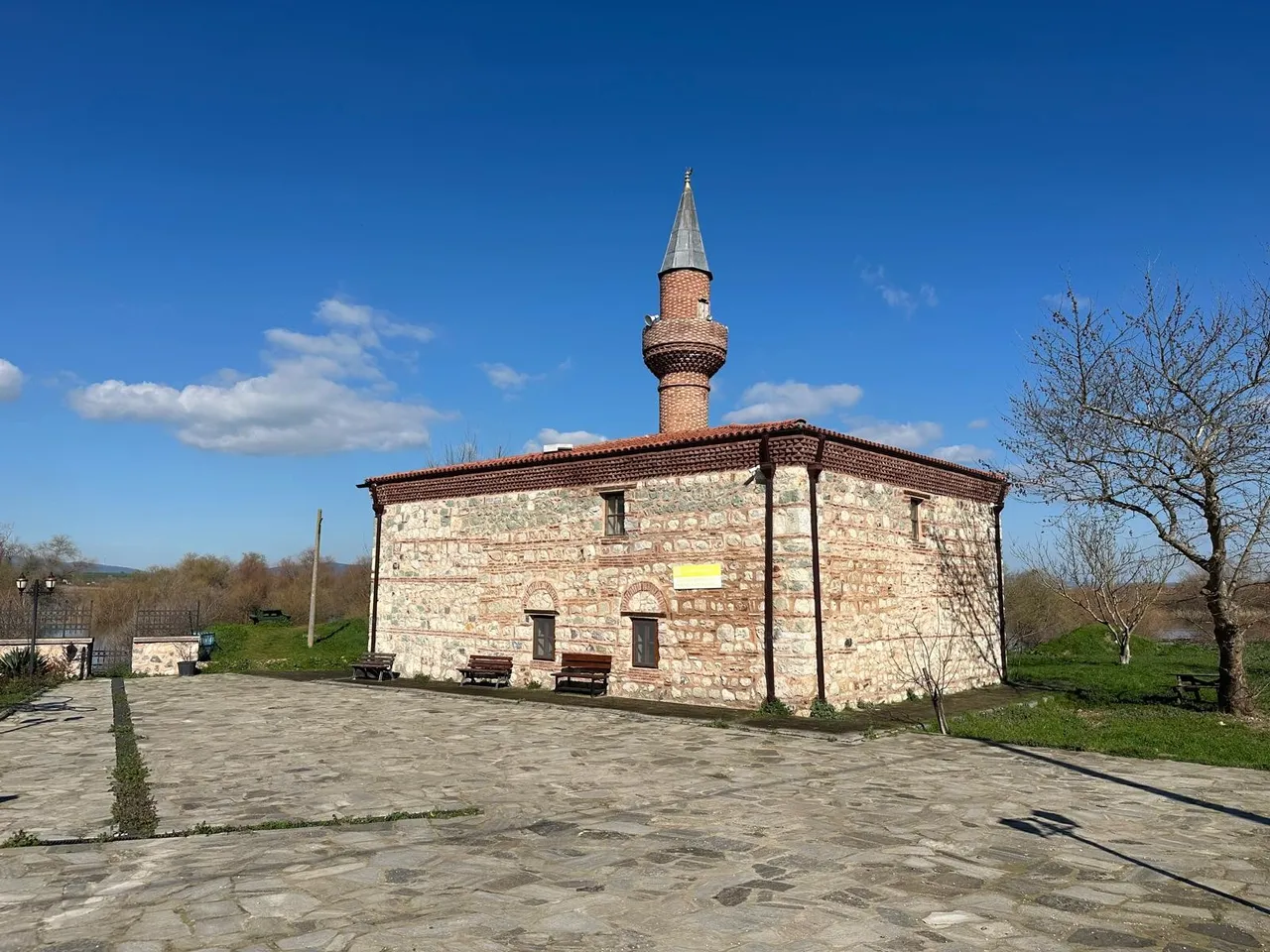 Uluabat’ta alarm! 625 yıllık Valide Sultan Camisi tehdit altında