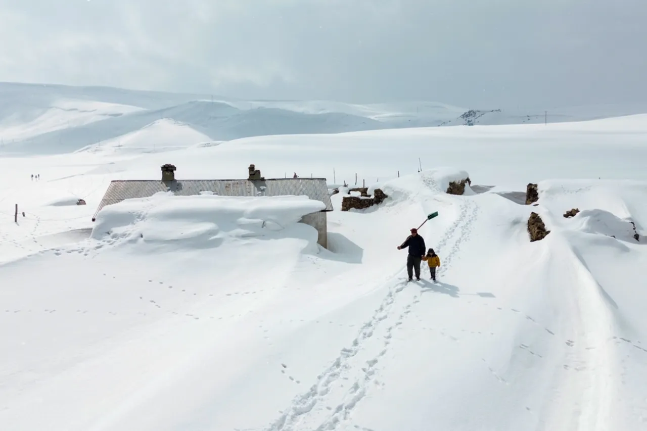9 yıldır kışları köyün tek sakini onlar... 3 metre karın altında 'nöbet' tutuyorlar