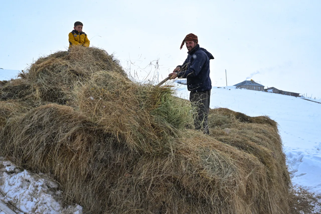 9 yıldır kışları köyün tek sakini onlar... 3 metre karın altında 'nöbet' tutuyorlar