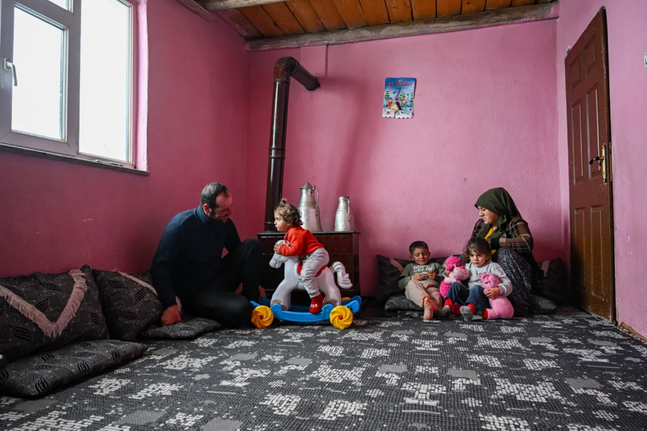 9 yıldır kışları köyün tek sakini onlar... 3 metre karın altında 'nöbet' tutuyorlar