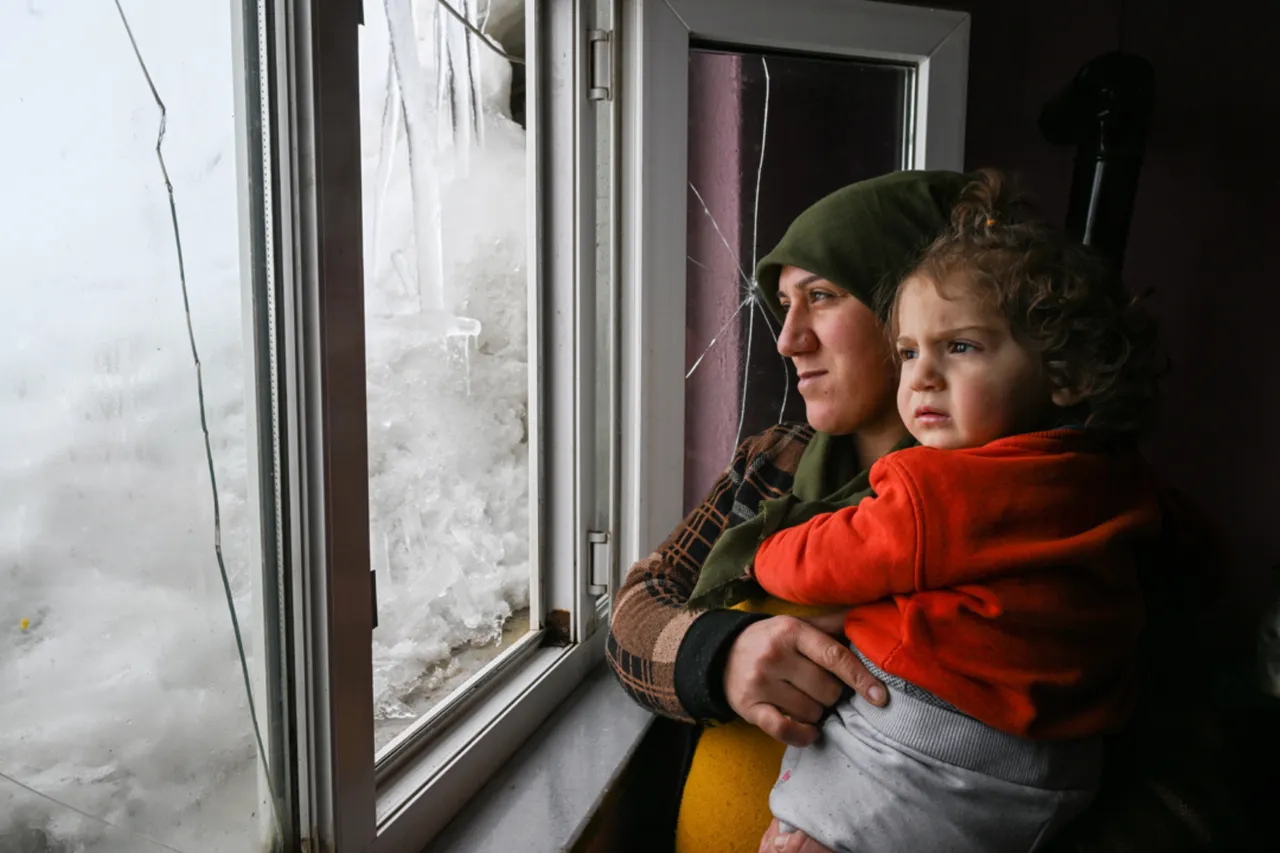 9 yıldır kışları köyün tek sakini onlar... 3 metre karın altında 'nöbet' tutuyorlar