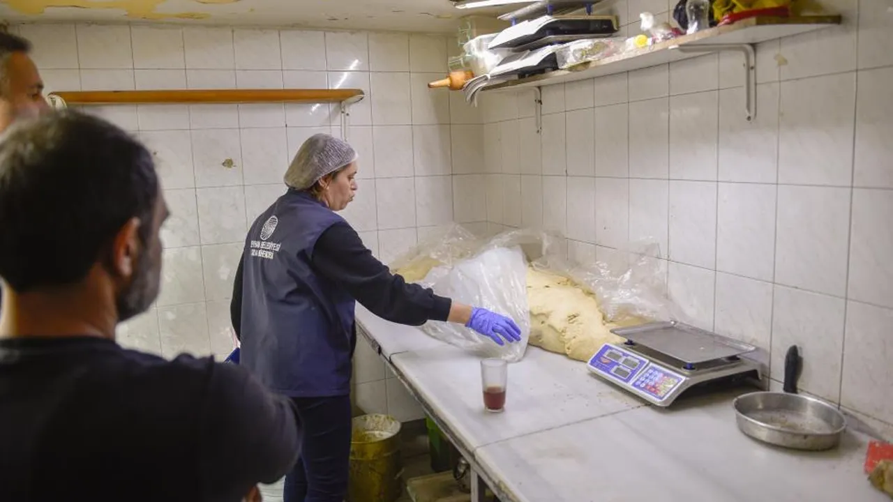 Adana'da fırında mide bulandıran görüntü! İş yeri mühürlendi