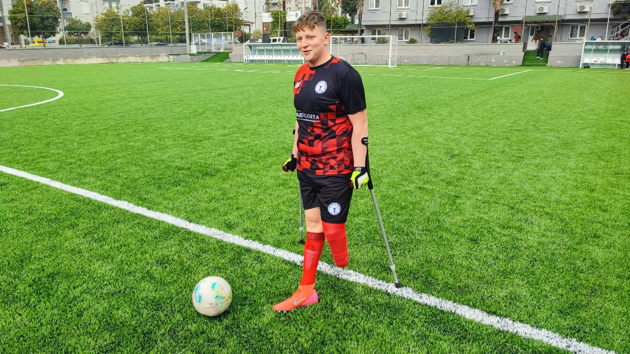 Asrın felaketi bile futbol aşkını bitiremedi! Yeşil sahalara aşkla döndü