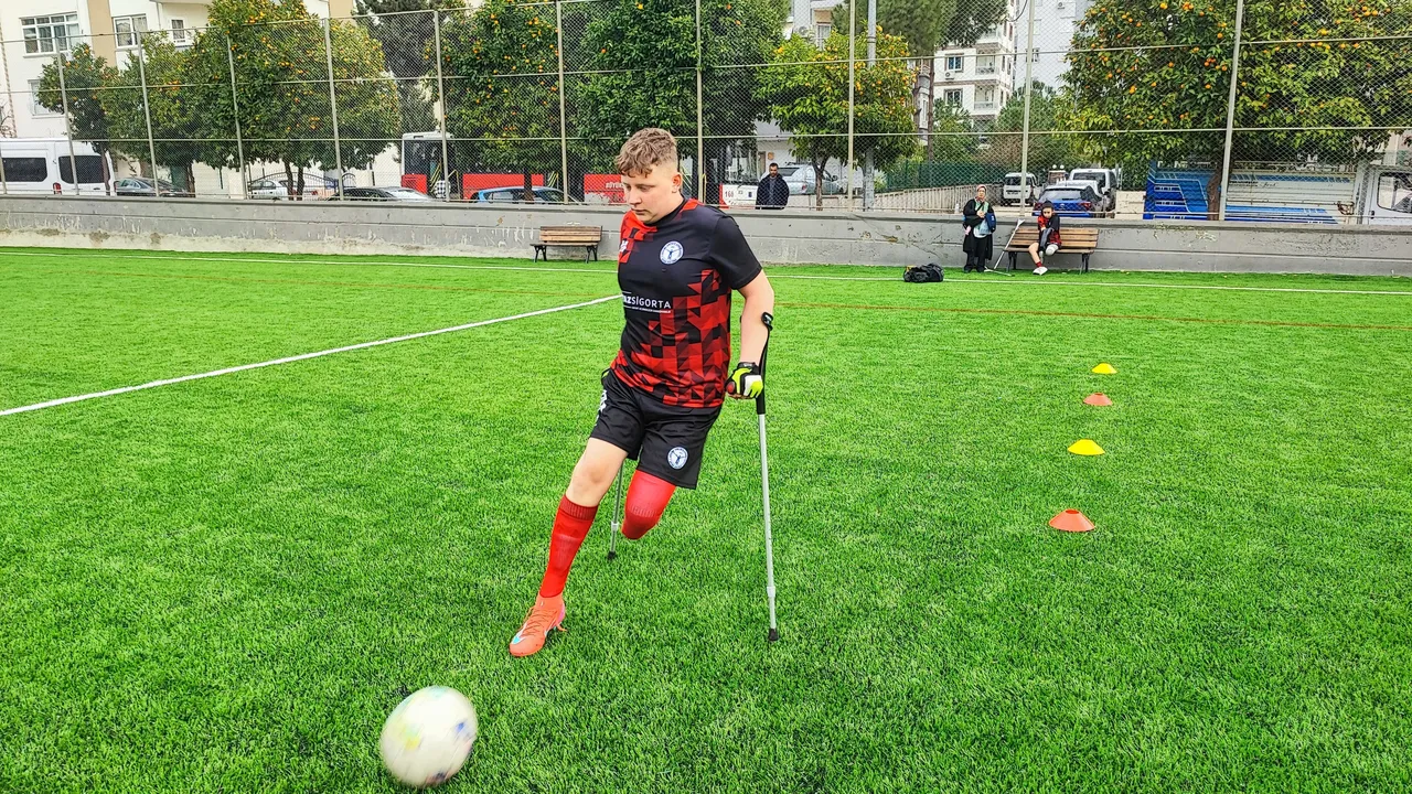 Asrın felaketi bile futbol aşkını bitiremedi! Yeşil sahalara aşkla döndü