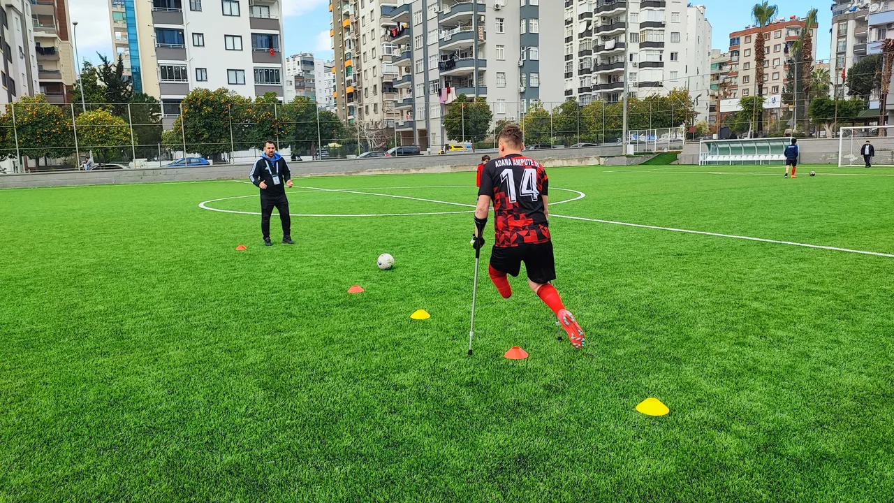 Asrın felaketi bile futbol aşkını bitiremedi! Yeşil sahalara aşkla döndü