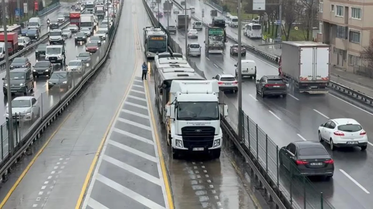 Avcılar'da metrobüsler çarpıştı! Yaralılar var