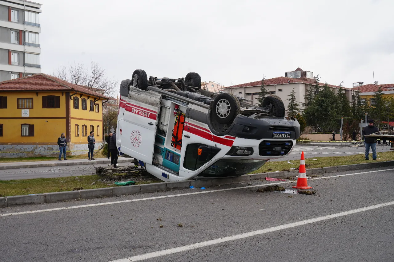 Aydınlatma direğine çarpıp takla attı! Niğde'de ambulans kazasında 3 yaralı