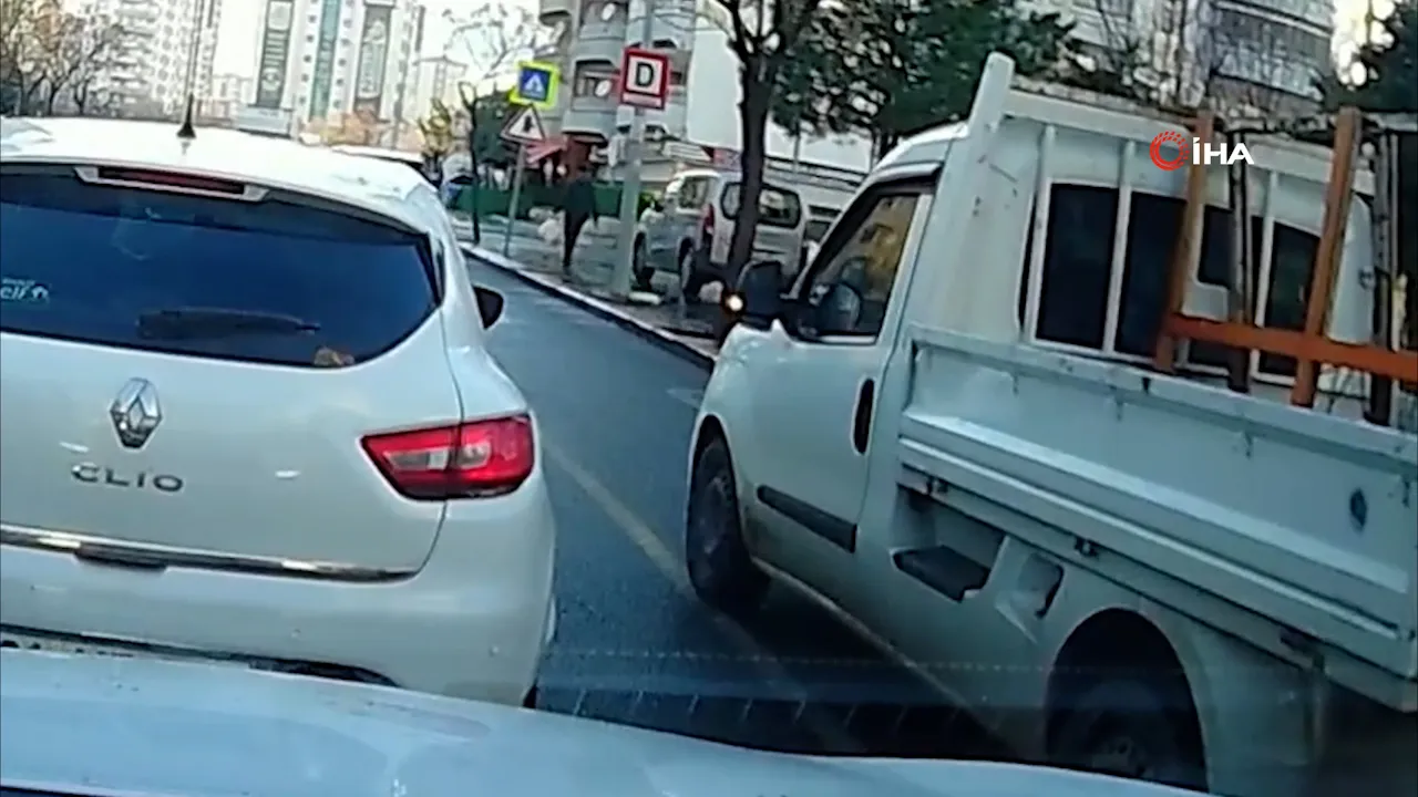 Diyarbakır'da pes dedirten görüntüler! Kaldırımdan gidip yola böyle bağlandı