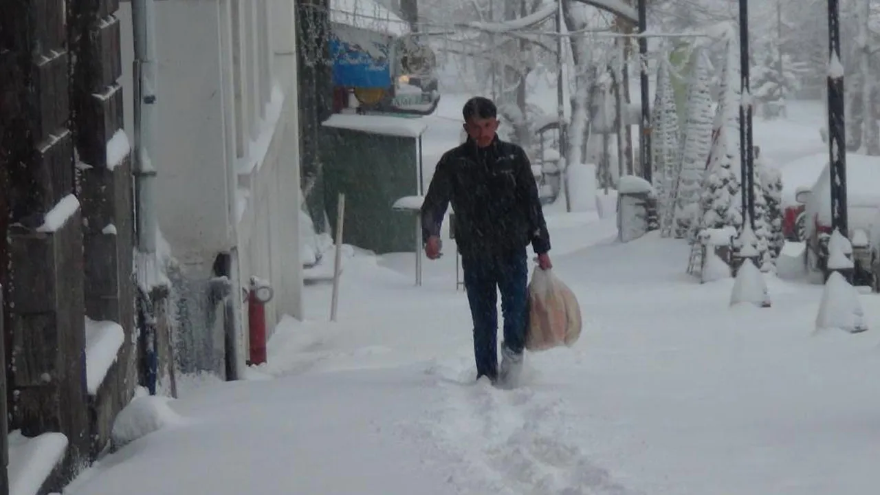 Göz gözü görmüyor! Aralıksız yağdı 40 santim kar var, okullar da tatil