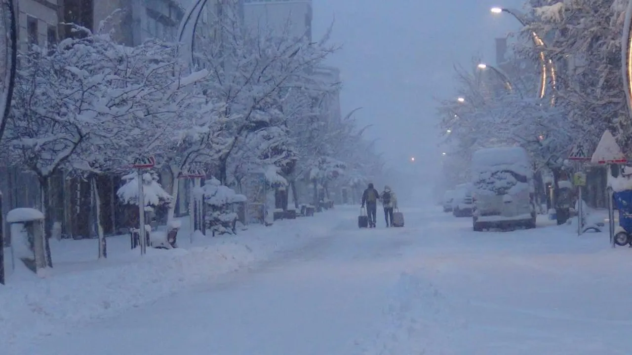 Göz gözü görmüyor! Aralıksız yağdı 40 santim kar var, okullar da tatil