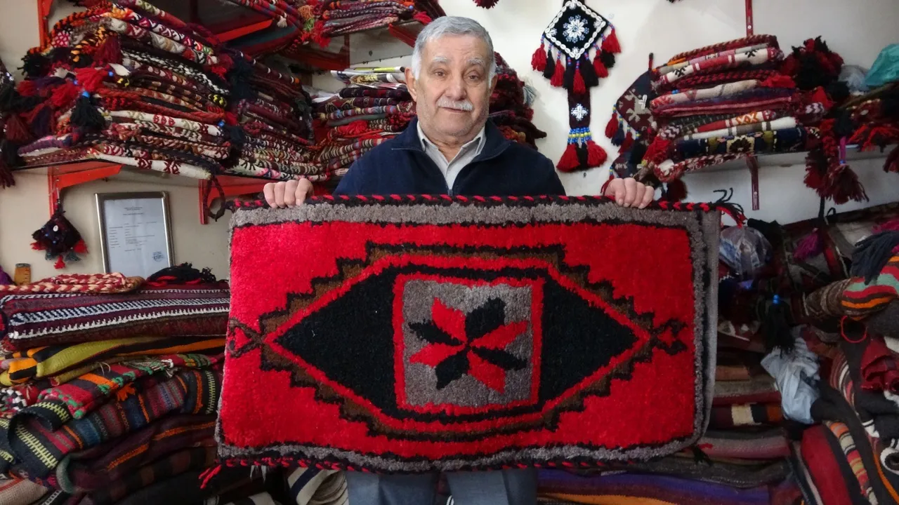 Hobiden mesleğe uzanan bir emek öyküsü: Geleneksel heybe dokumacılığı bu atölyede yaşıyor