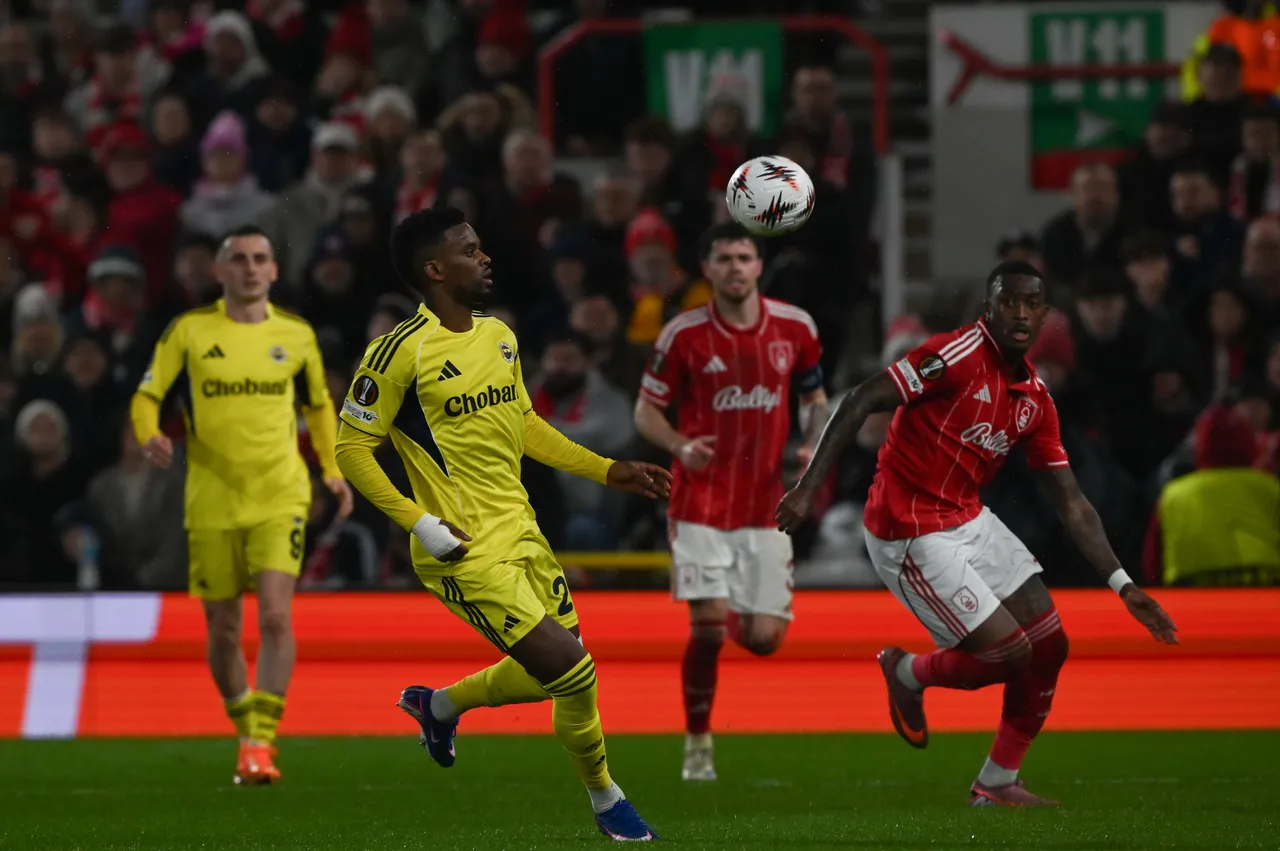 Nottingham Forest, Fenerbahçe'ye 2-1 yenilmesine karşın ilk maçtaki 3-0'lık galibiyetle tur atladı.