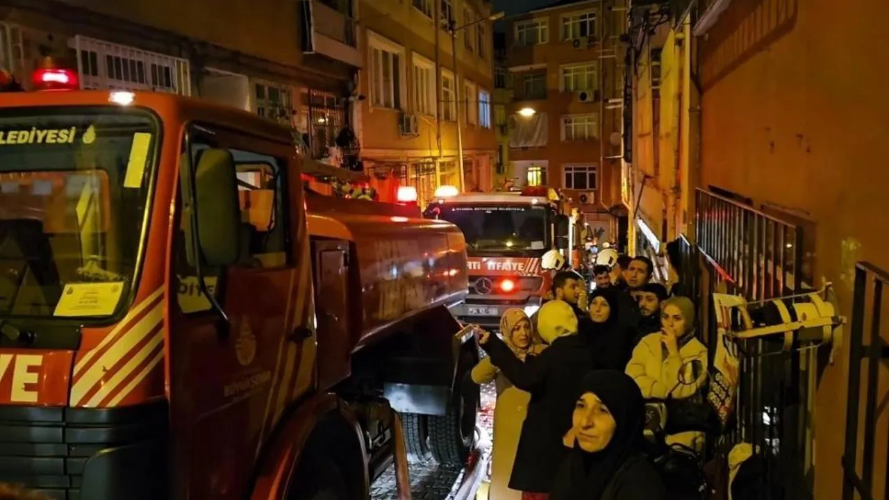 İstanbul'da yangın paniği! Metruk binadaki alevler bitişikteki konutlara sıçradı