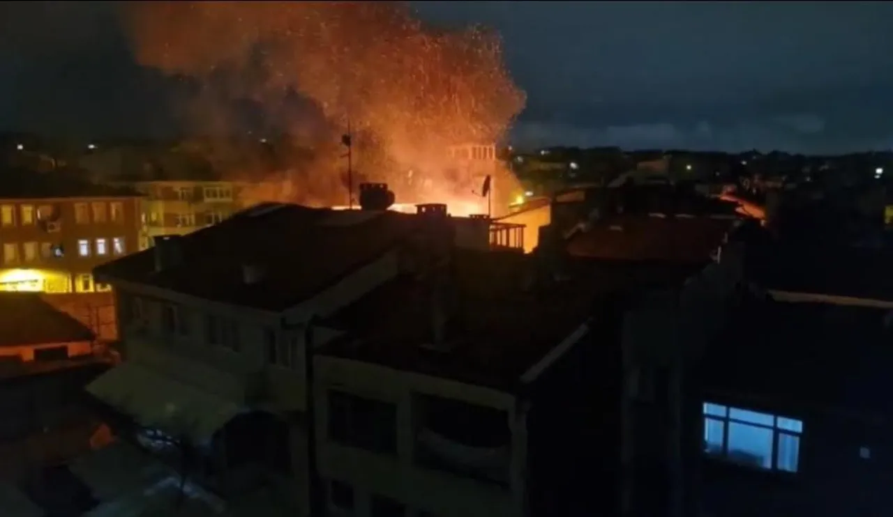 İstanbul'da yangın paniği! Metruk binadaki alevler bitişikteki konutlara sıçradı
