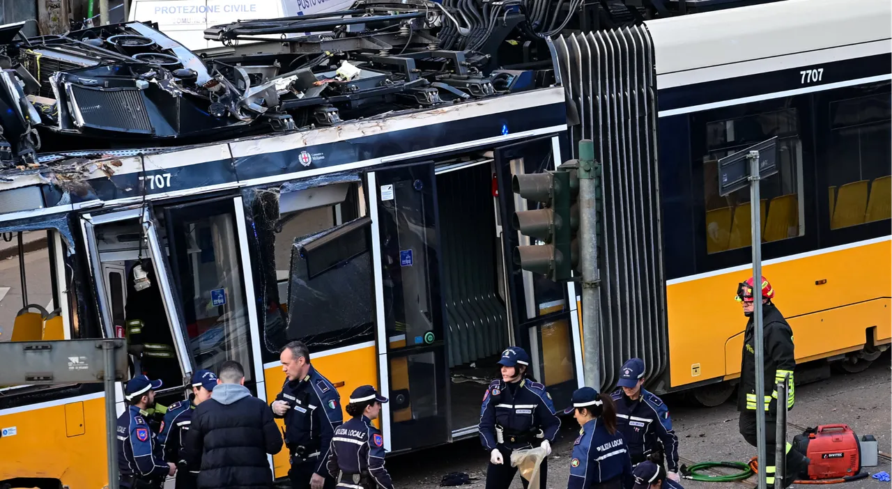 İtalya'da tramvay raydan çıktı, ortalık savaş alanına döndü! Ölü ve yaralılar var