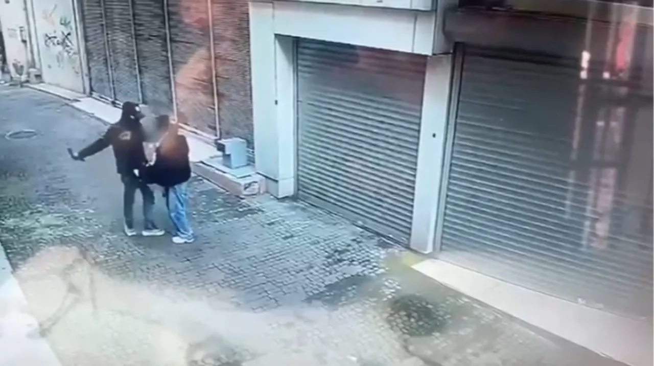 Kar maskesi takıp tornavida ile telefon gasp etti! O anlar kamerada