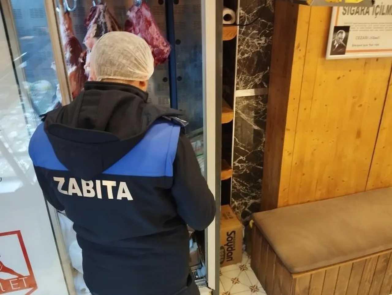 Kasapta paket paket buldular! Bozuk kokoreç ve tavukları vatandaşa yedireceklerdi