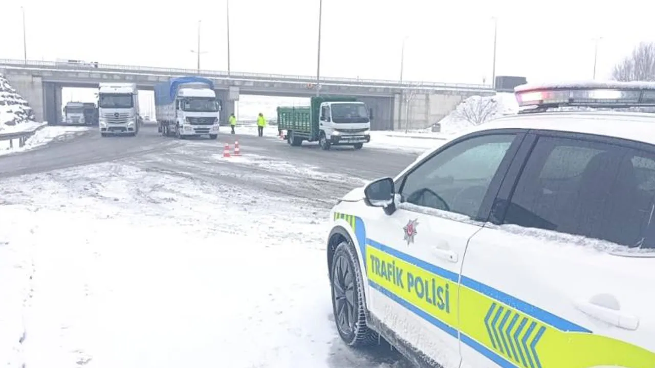 Kayseri - Malatya ulaşımına kar engeli! Yollar kapandı