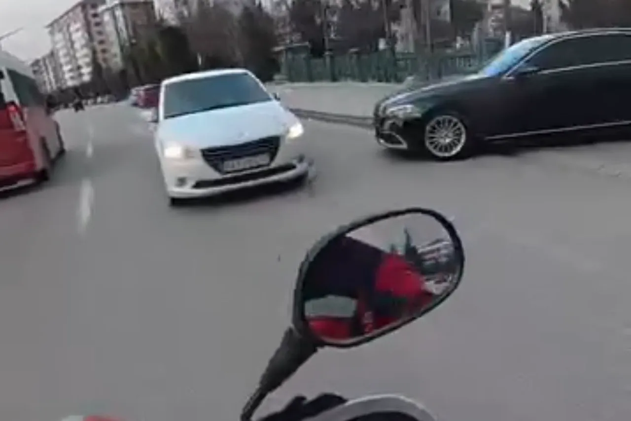 Kazaya davetiye çıkardı! Otomobilin ters yönde ilerlediği anlar kask kamerasında