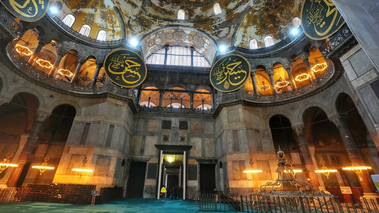 Kültür ve Turizm Bakanı Ersoy'dan restorasyon açıklaması: Sultanahmet bitti, Ayasofya devam ediyor!