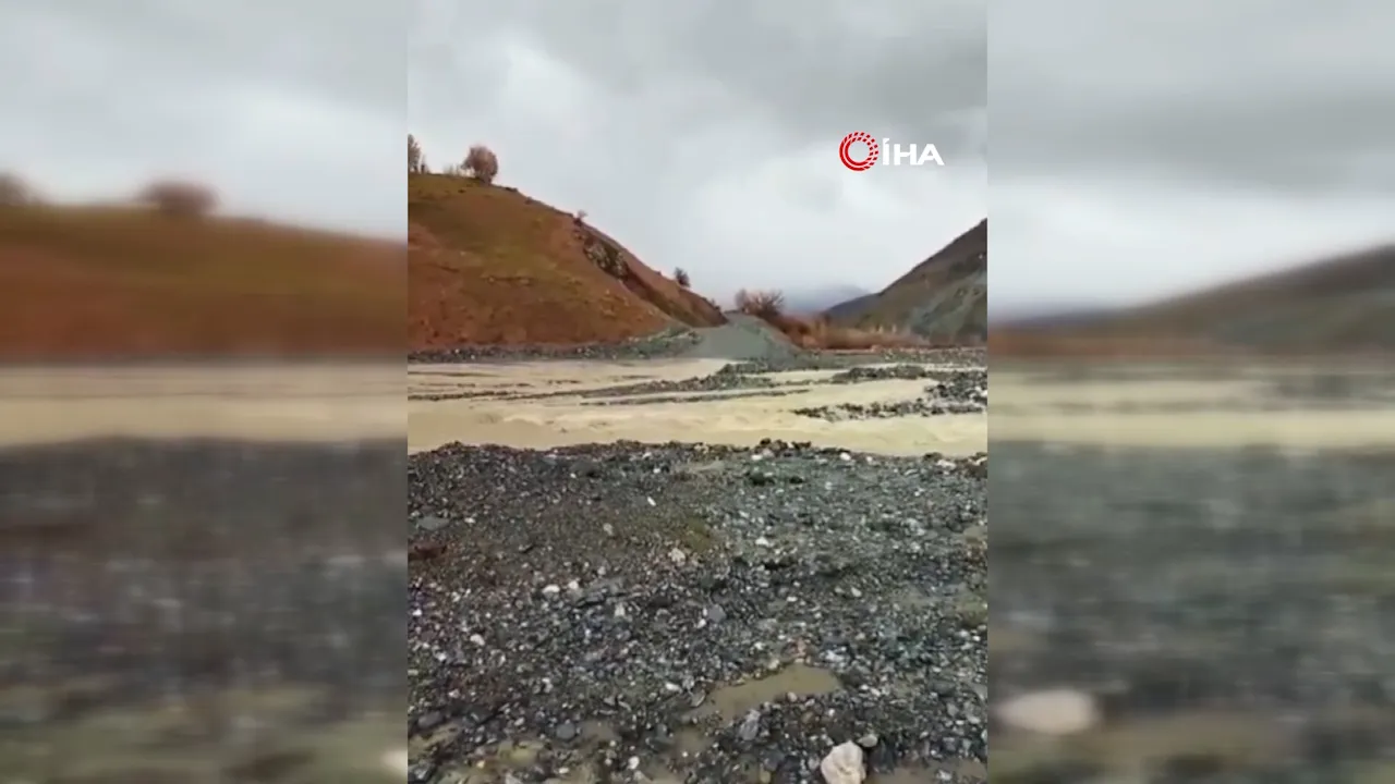 Palu'da ulaşım felç! Heyelan sonrası açılan alternatif yolu sel vurdu