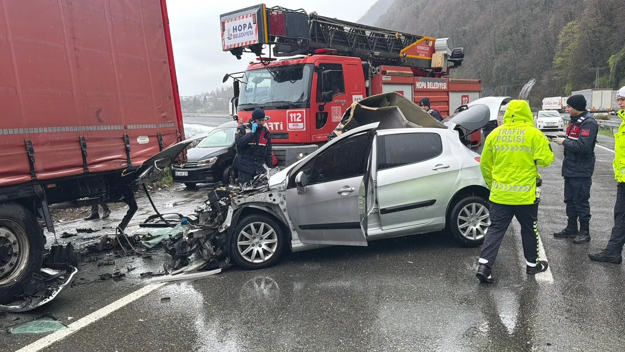 Park halindeki tırın altına girdi! 2 kişi feci şekilde can verdi