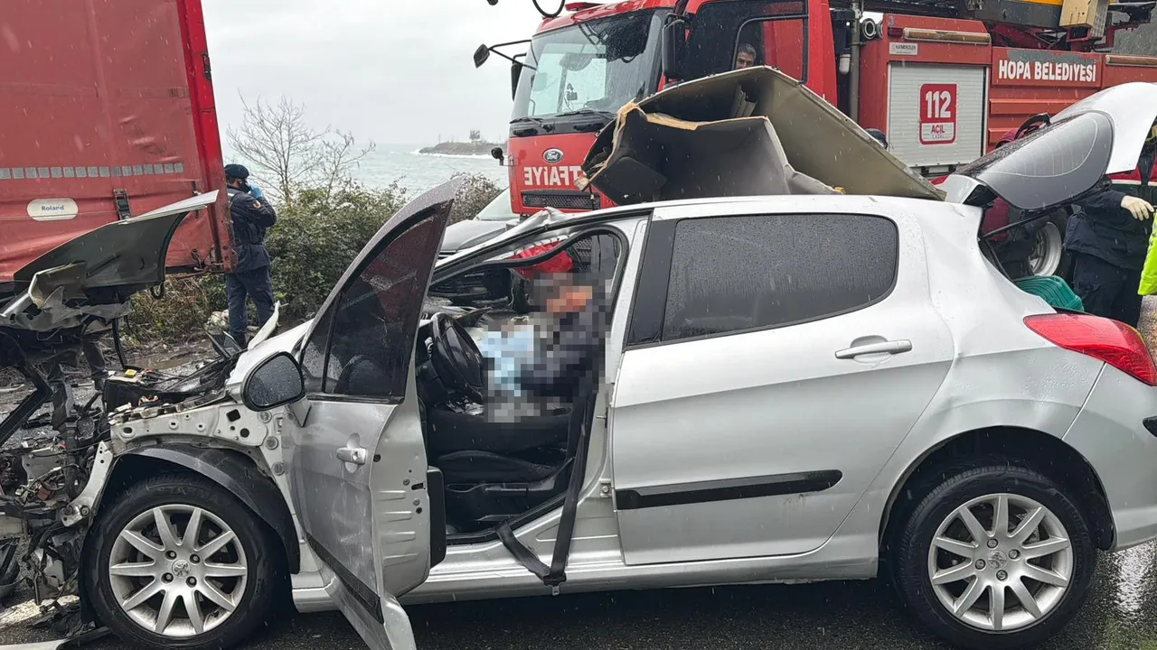 Park halindeki tırın altına girdi! 2 kişi feci şekilde can verdi