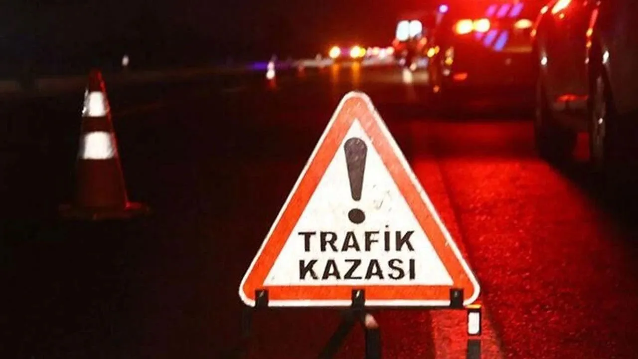 Samsun'da kaza! Otomobil cami bahçesine devrildi