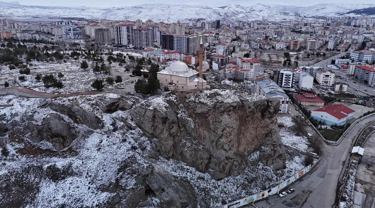 Uçurumun kıyısındaki manevi durakta Ramazan yoğunluğu