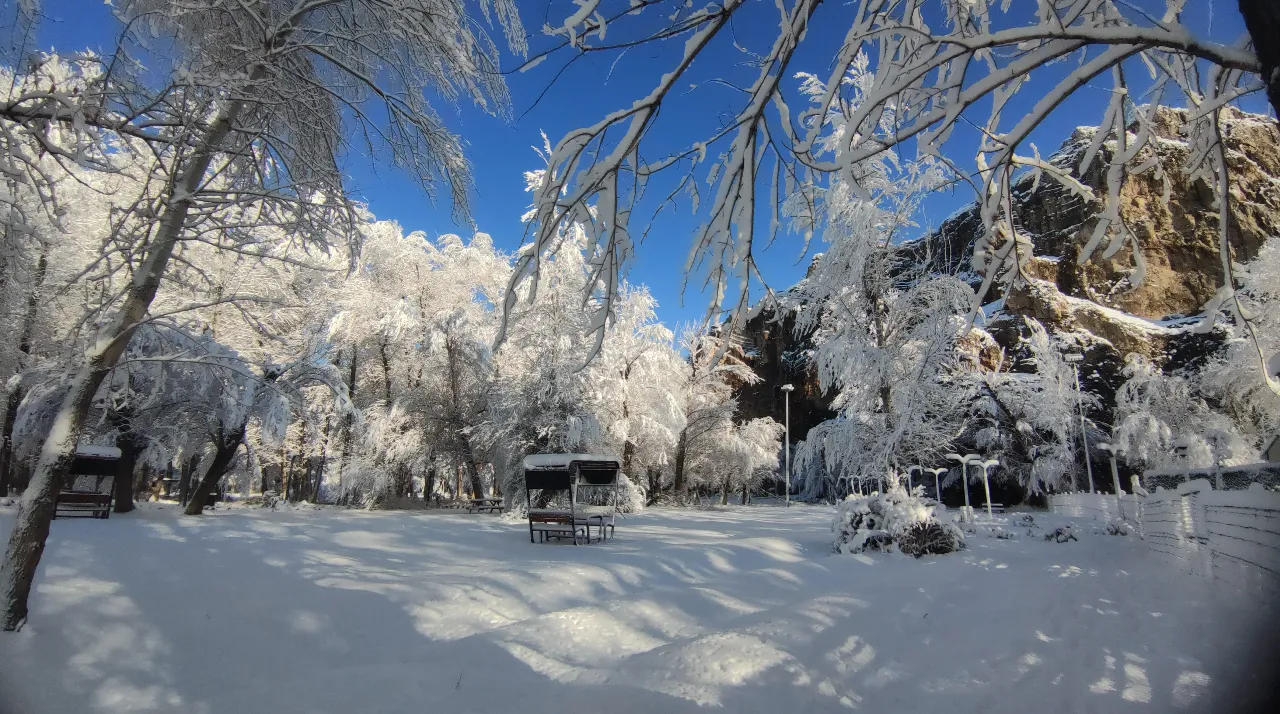 Van’da kar yağışı etkisini artırdı: Kartpostallık görüntüler oluştu