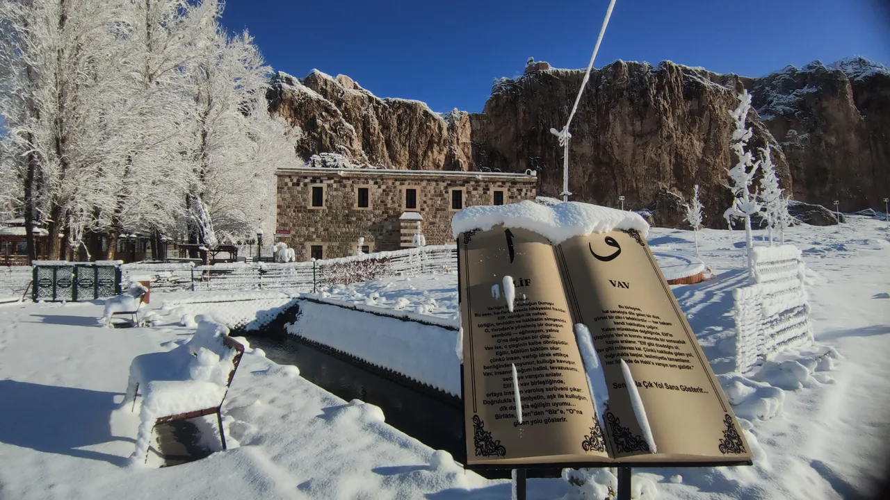 Van’da kar yağışı etkisini artırdı: Kartpostallık görüntüler oluştu