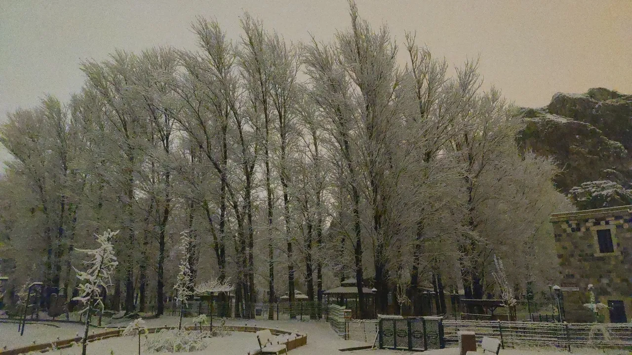 Van’da kar yağışı etkisini artırdı: Kartpostallık görüntüler oluştu