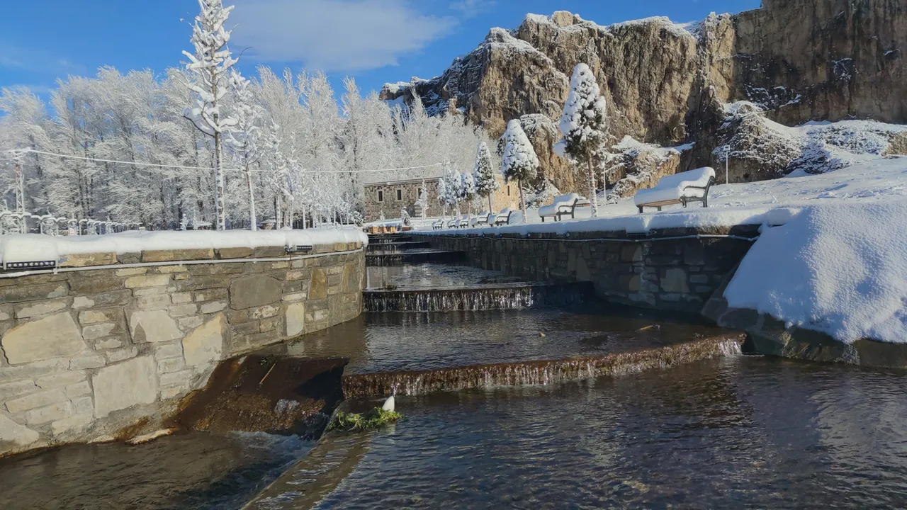 Van’da kar yağışı etkisini artırdı: Kartpostallık görüntüler oluştu
