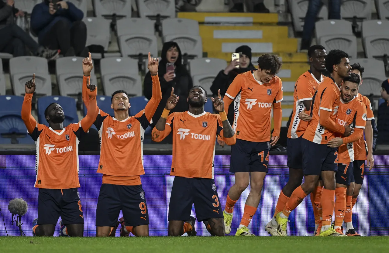 Başakşehir, evinde Konyayı 2 golle geçti