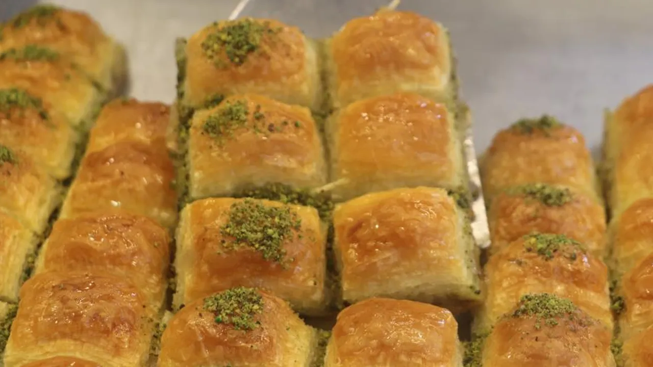 Bayram öncesi sahte baklava uyarısı: ‘Boğazı yakıyorsa glikozdur’