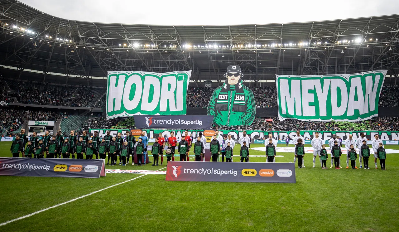 Maç öncesi Kocaelispor taraftarları kareografi hazırladı.