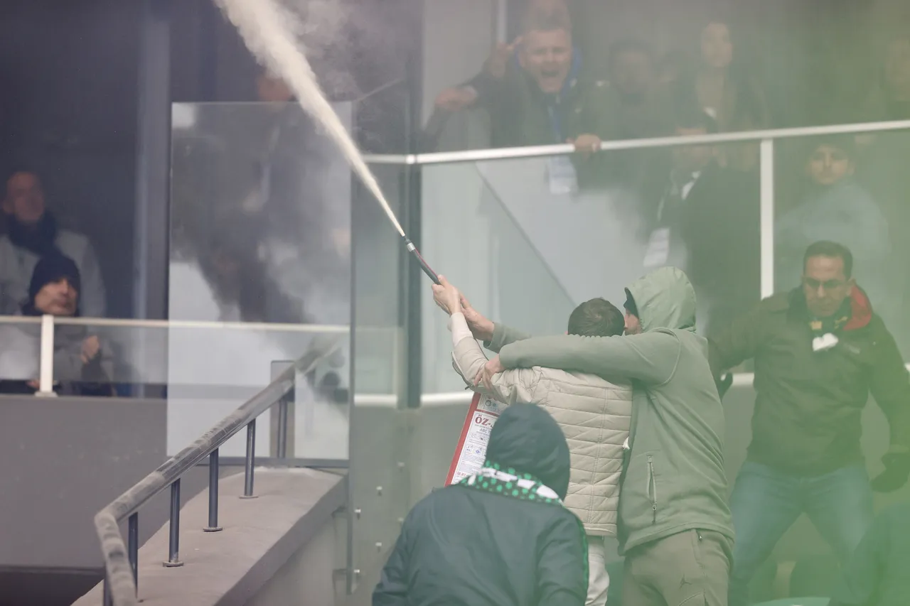 Bir Kocaelispor taraftarı, tribünde meşale yakan Beşiktaşlı taraftarlara yangın söndürücü sıkarak müdahale etti.