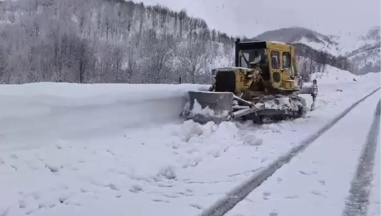 Bir kentimizde kar esareti! 143 köy yolu ulaşıma kapanmıştı, 85'i açıldı 