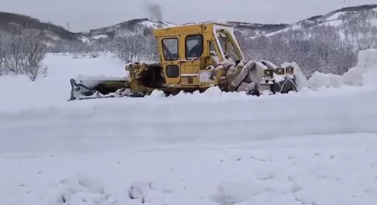 Bir kentimizde kar esareti! 143 köy yolu ulaşıma kapanmıştı, 85i açıldı