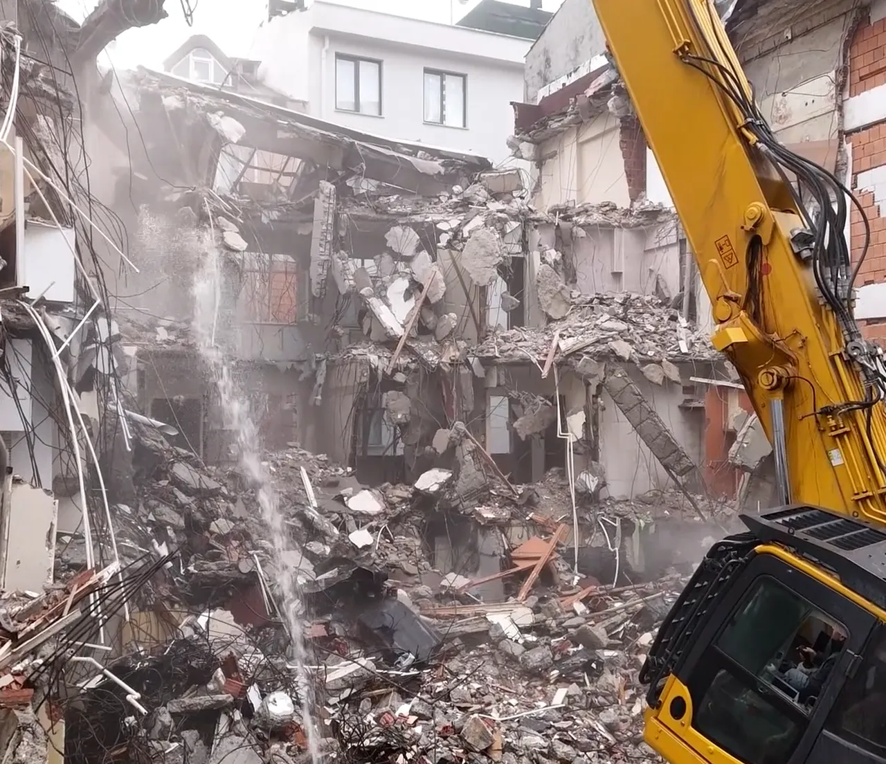 Evde ders çalışıyordu! Salonda kepçeyi görünce çığlığı bastı