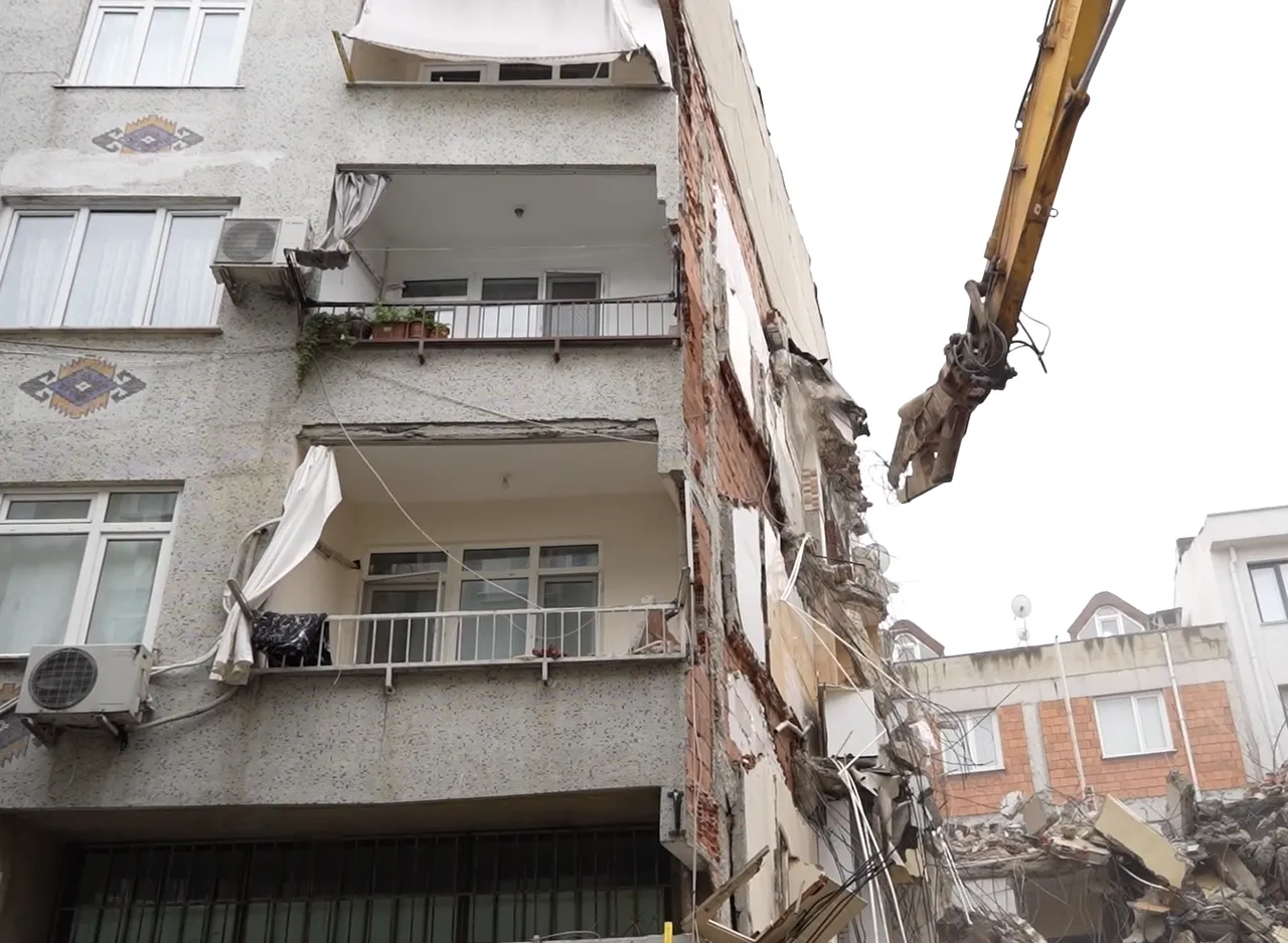 Evde ders çalışıyordu! Salonda kepçeyi görünce çığlığı bastı